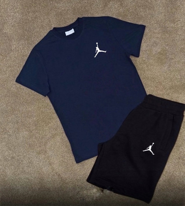 Спортивный костюм 22940456