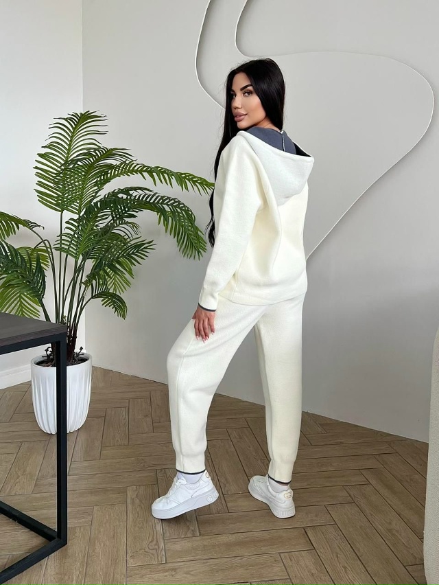 Спортивный костюм 23108152