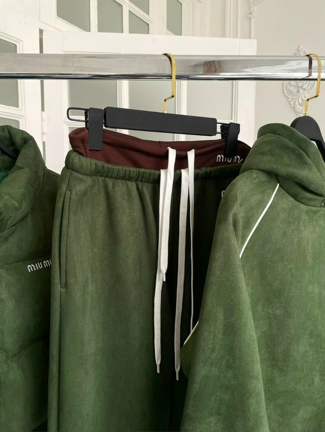 Спортивный костюм 23144292